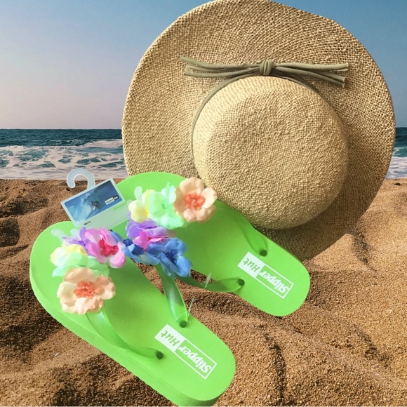 SLIPPER HUT FLIP FLOPS & STRAW HAT SET Flip Flops Green w/Flowers NWT SZ 7 - Picture 1 of 9